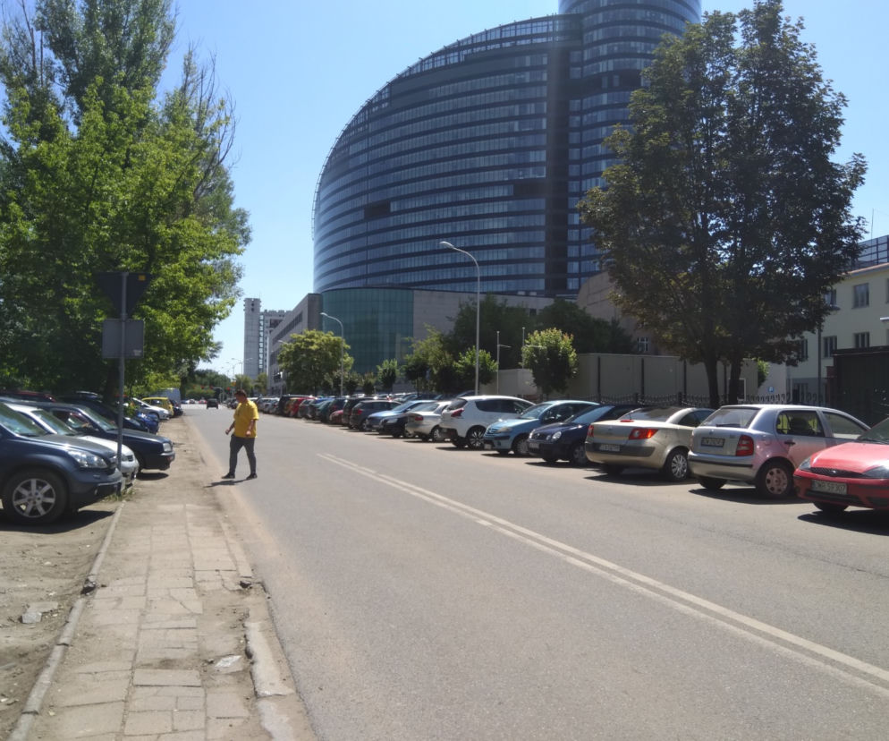 Idą na wojnę z dzikim parkowaniem na osiedlu Powstańców Śląskich. Zniknąć ma m.in. klepisko przy Sky Towerze