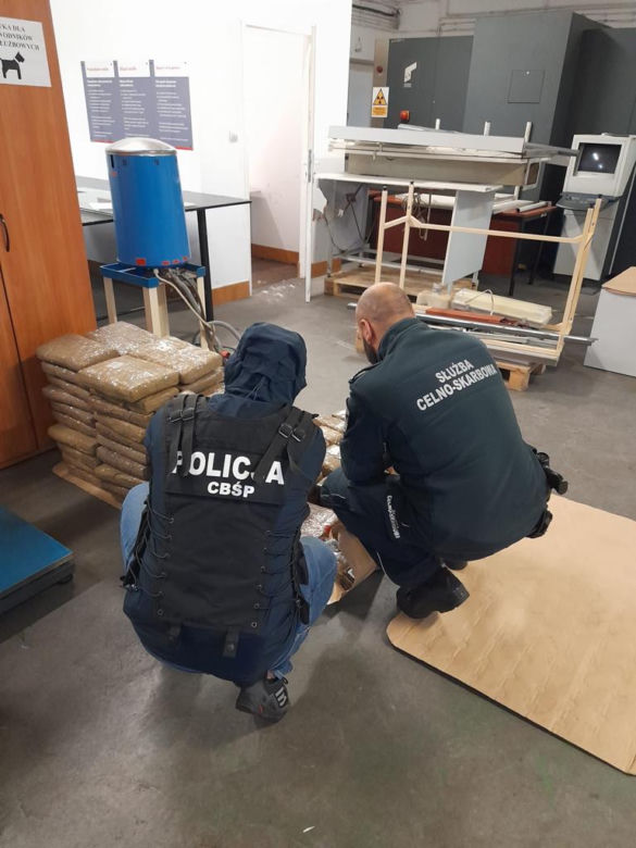  Korczowa. Miały być mrożonki. Znaleźli prawie 300 kg haszyszu w chłodni ciężarówki!