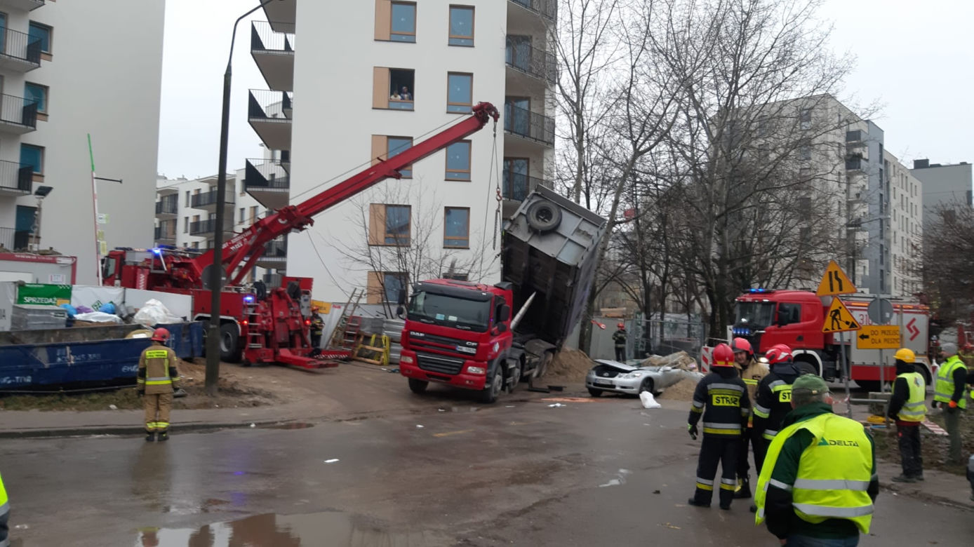 Ciężarówka z piachem przewróciła się na lexusa