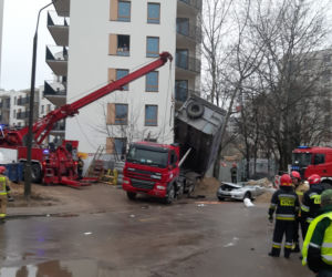 Ciężarówka z piachem przewróciła się na lexusa