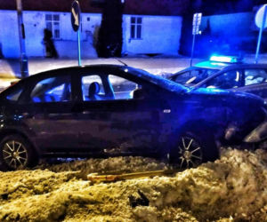 Grajewo. Pijany 26-latek ukradł fora i wjechał w barierki przy szkole [ZDJĘCIA]
