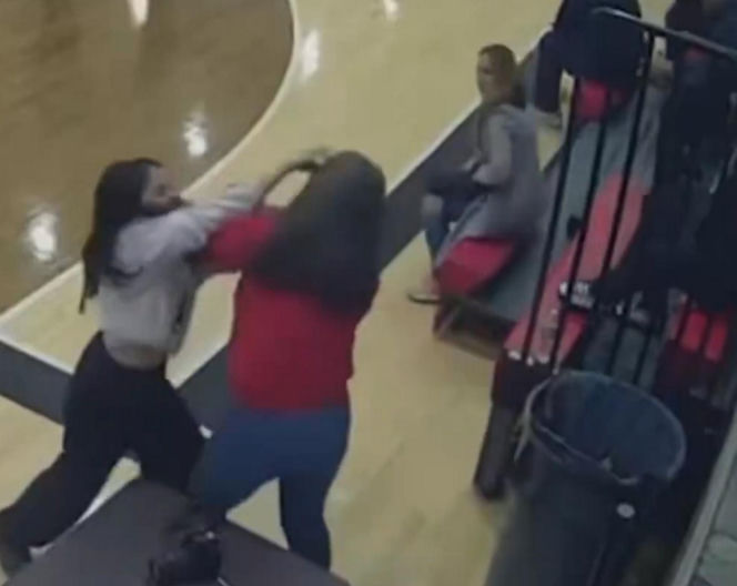 Bijatyka matek i ojców w katolickiej szkole! Ich dzieci patrzyły