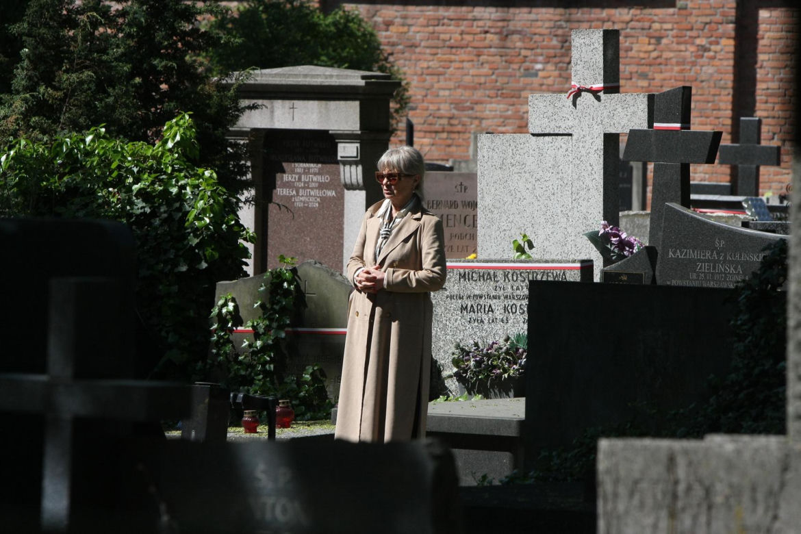 Jarosław Kaczyński na cmentarzu nie był sam. Pewna kobieta nie odstępowała go na krok