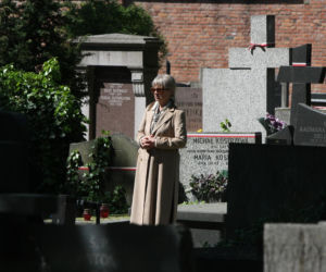Jarosław Kaczyński na cmentarzu nie był sam. Pewna kobieta nie odstępowała go na krok