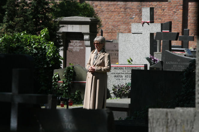 Jarosław Kaczyński na cmentarzu nie był sam. Pewna kobieta nie odstępowała go na krok