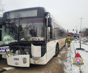 Samochód huknął w autobus MZK w Toruniu