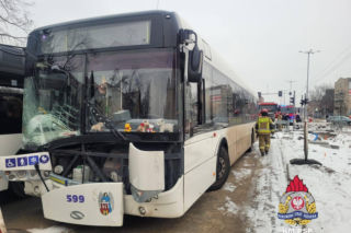 Samochód huknął w autobus MZK w Toruniu