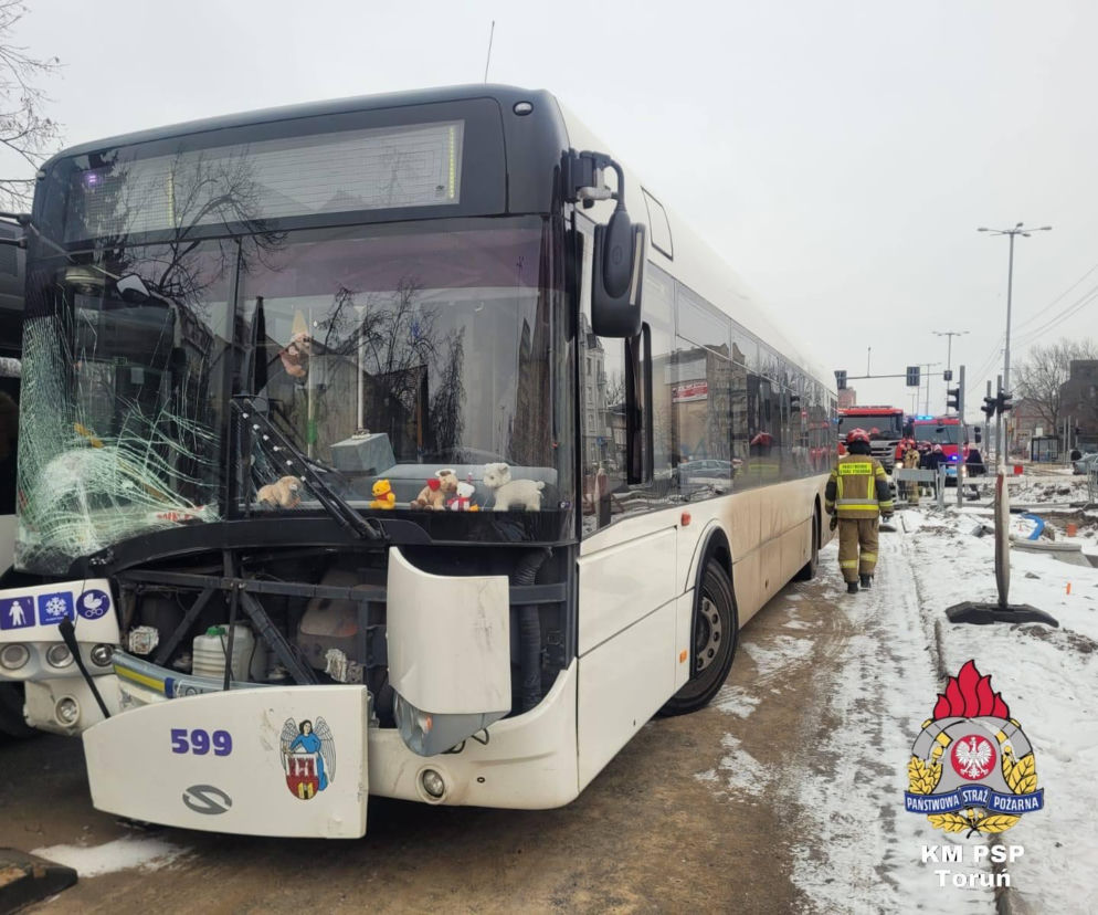 Samochód huknął w autobus MZK. Poważny wypadek w Toruniu