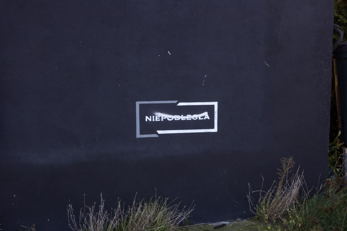 Zniszczono mural Wojciecha Korfantego. Namalowano na nim kibicowskie hasła