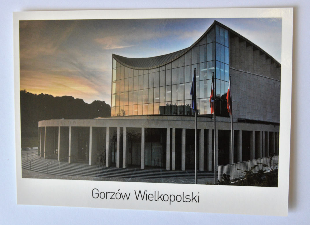 Urzędnicy rozdają pocztówki. Zobaczcie kilka. 