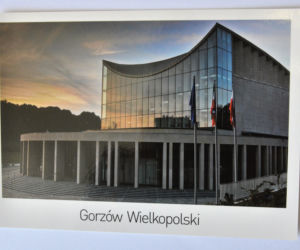 Urzędnicy rozdają pocztówki. Zobaczcie kilka. 