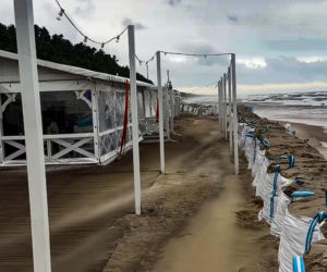 Wakacyjny dramat nad morzem. Restauratorzy usypują wały ochronne