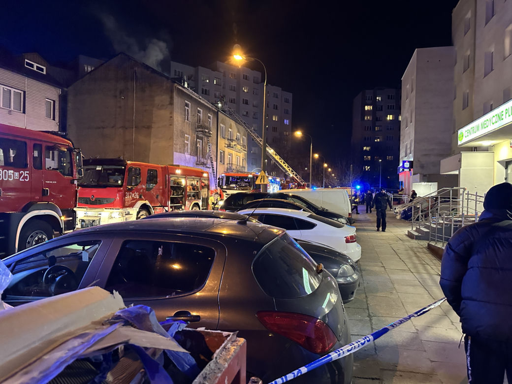 Wielki dym i ogień na Targówku. Pożar kamienicy, w akcji strażacy
