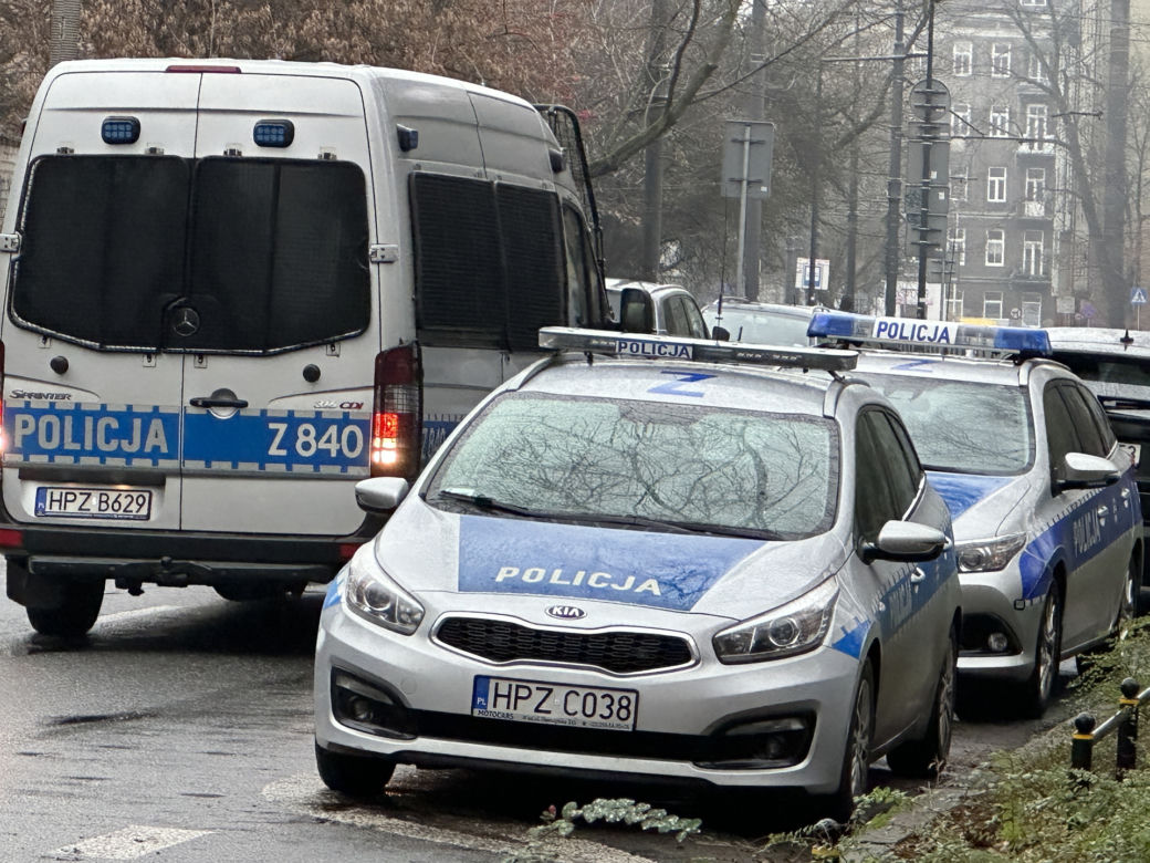 Ewakuacja w kamienicy na Pradze-Północ. Pod posadzką były pociski artyleryjskie!