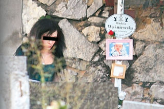 Katarzyna W. KTO NIĄ KIERUJE, kto pomaga? Matka MADZI Z SOSNOWCA przyszła na grób się popisać?