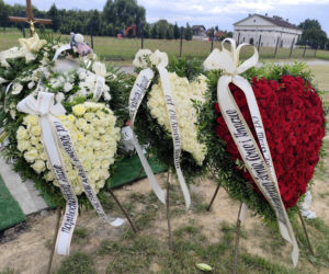 Białe i czerwone róże przykryły grób ofiar tragedii ze Skawiny. Poruszające pożegnanie