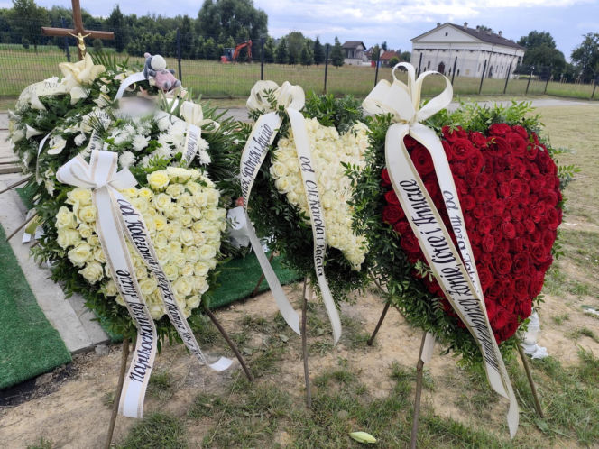 Białe i czerwone róże przykryły grób ofiar tragedii ze Skawiny. Poruszające pożegnanie
