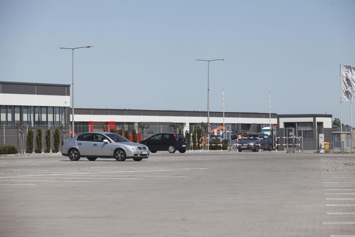 Koronawirus zamknął fabrykę mebli