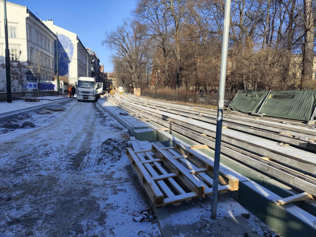 Koszmar w centrum Krakowa. Remont torowiska na Piłsudskiego potrwa do 2026 roku! Mieszkańcy tracą cierpliwość