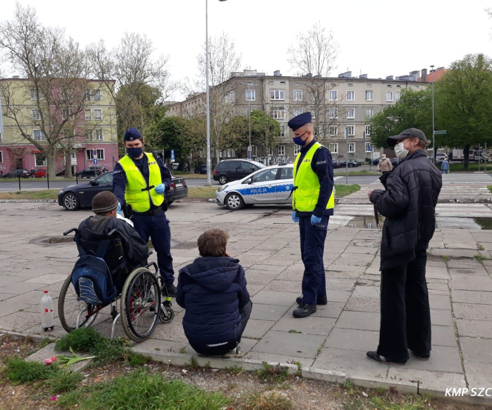 Policjanci rozdają maseczki bezdomnym