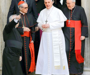 Papież chodzi w butach po zmarłym