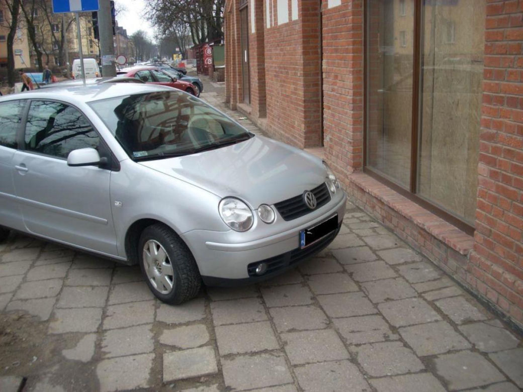 Pan i władca miejsc parkingowych. Po co zajmować jedno, skoro można dwa? I to jeszcze jakie!