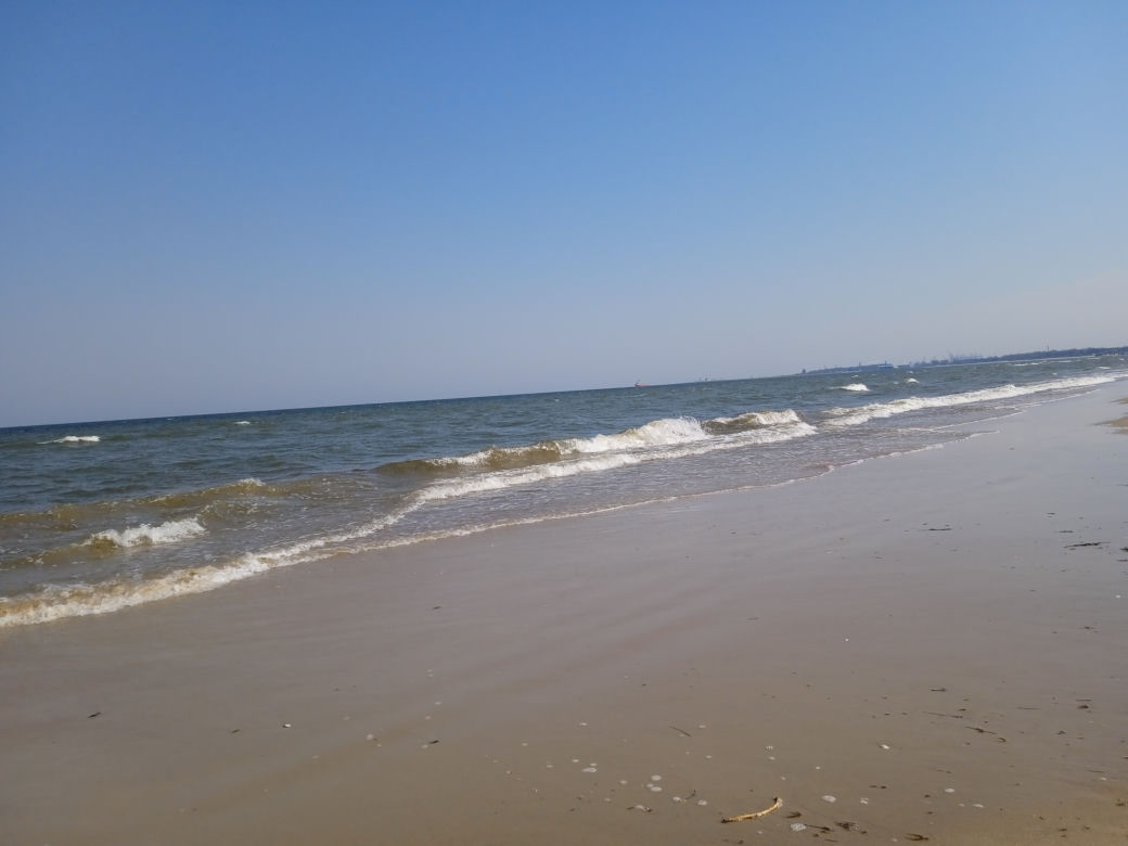 Mieszkańcy korzystają ze słonecznej pogody. Na plaży w Jelitkowie widać już pierwszych spacerowiczów!