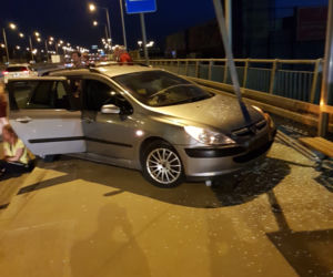 Auto wjechało w przystanek na S8