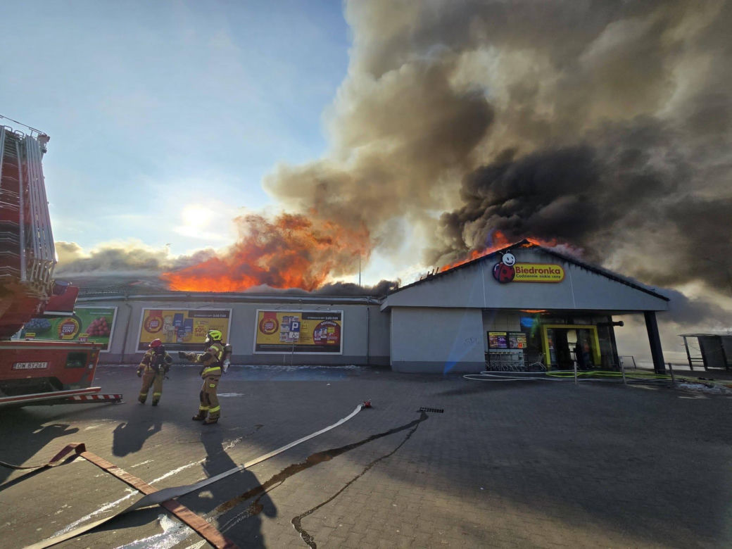 Ogromny pożar Biedronki na Dolnym Śląsku! Dach runął, są ranni strażacy