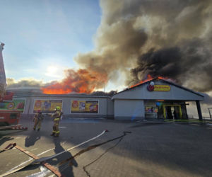 Ogromny pożar Biedronki na Dolnym Śląsku! Dach runął, są ranni strażacy