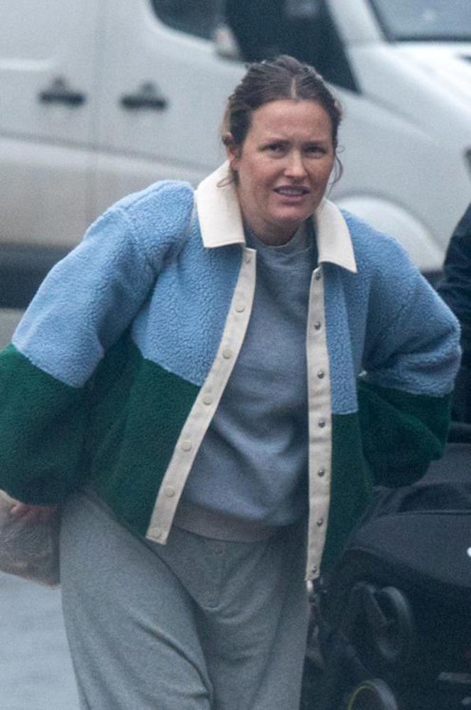 Olga Frycz wychodzi z dzieckiem ze szpitala