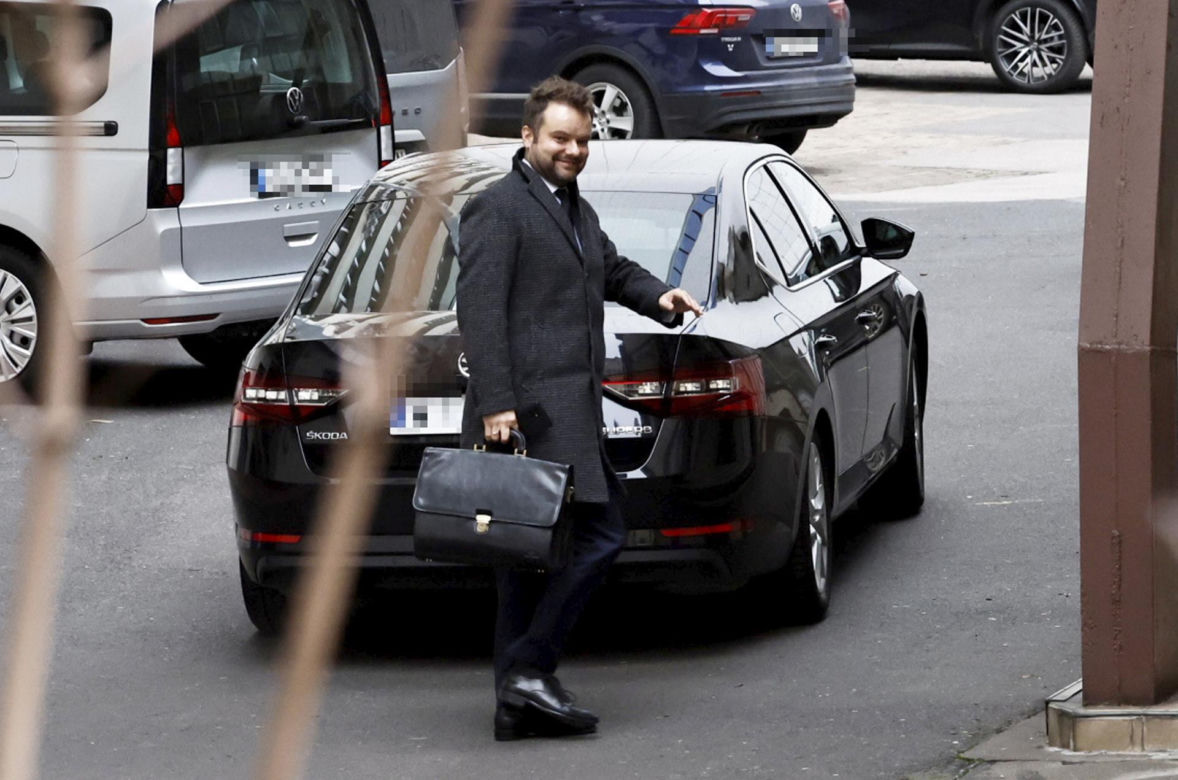 Politycy PiS zjeżdżają na Nowogrodzką
