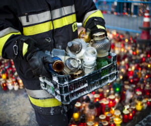 Sprzątanie zniczy pod Pałacem Prezydenckim 