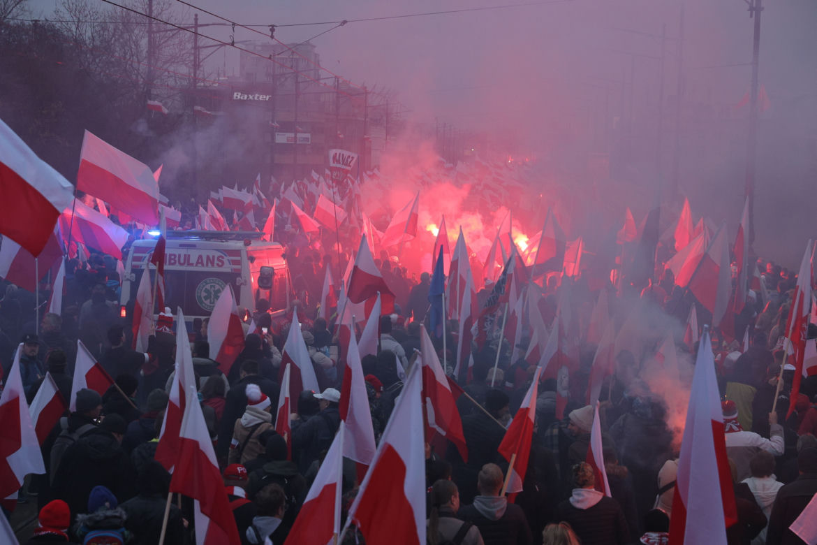 Morze flag na Marszu Niepodległości w Warszawie