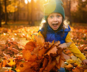 Jesienne zabawy w liściach i błocie. To nie tylko wsparcie odporności