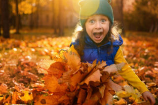 Jesienne zabawy w liściach i błocie. To może wzmocnić odporność i pomóc w nauce pisania