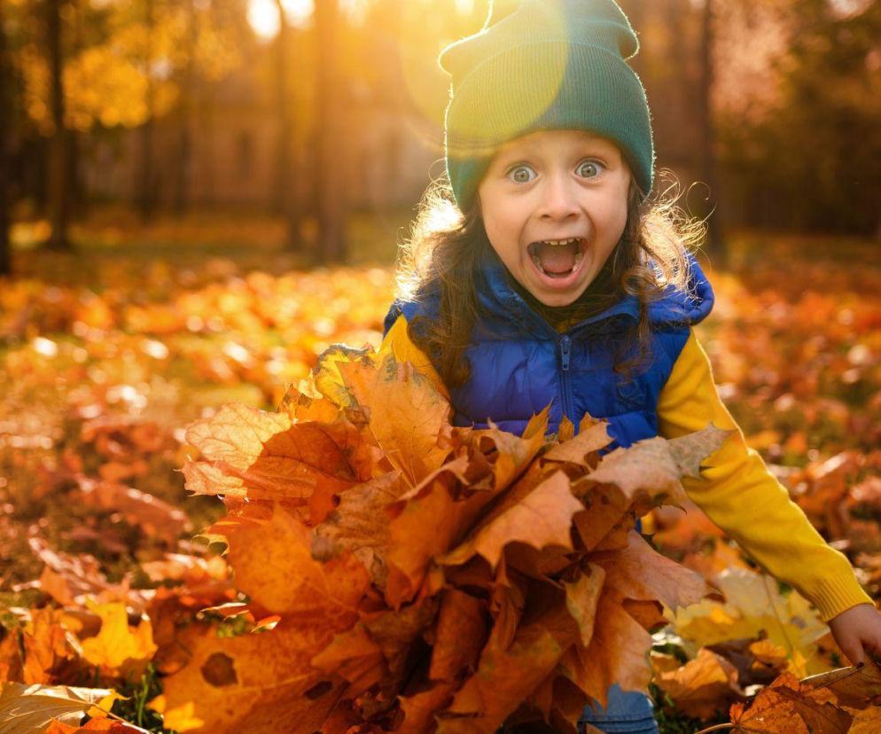 Jesienne zabawy w liściach i błocie. To nie tylko wsparcie odporności
