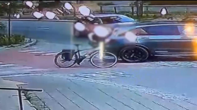 Dwa razy celowo potrącił rowerzystę, bo ten zwrócił mu uwagę. Nagranie mrozi krew w żyłach