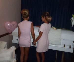 Influencerka urządziła sesję przy trumnie nastoletniej córki. Internauci się wściekli