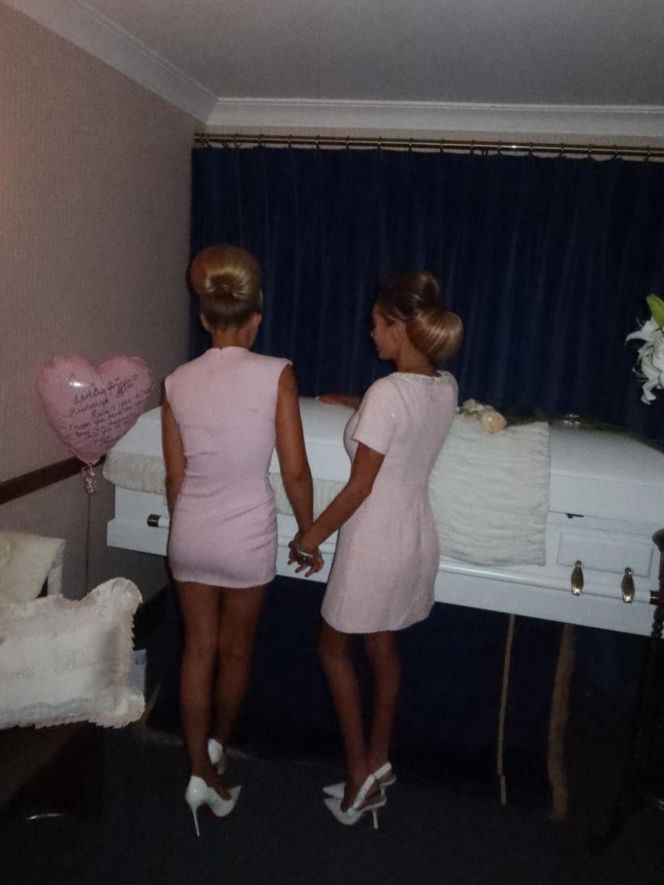 Influencerka urządziła sesję przy trumnie nastoletniej córki. Internauci się wściekli