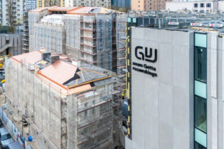 Na elewacji widać już część napisu z nazwą Muzeum Getta Warszawskiego. To budowa w ścisłym centrum stolicy