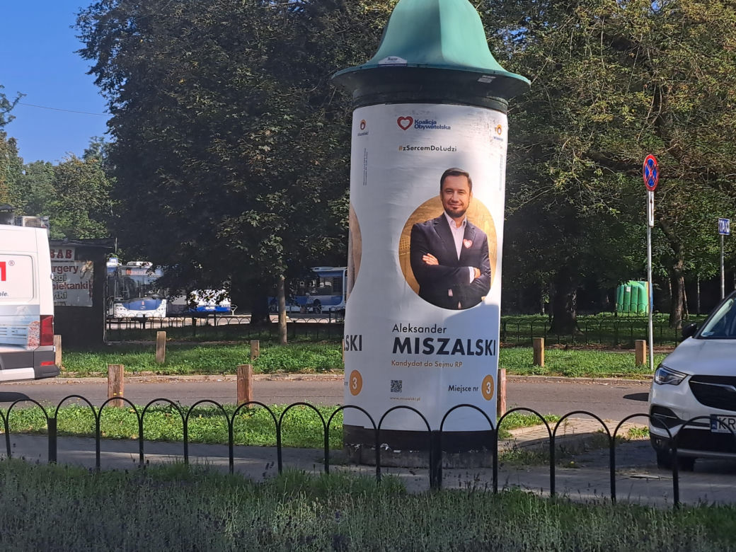 Plakaty wyborcze w Krakowie. Tak politycy promują się w przestrzeni miejskiej