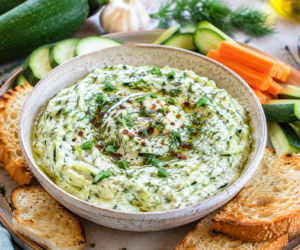 Podsmażam cukinię i mieszam z serkiem. Ten dip znika szybciej niż hummus
