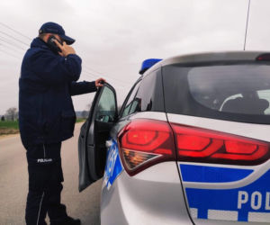 #ZostańWDomu. Policjanci sprawdzają, czy mieszkańcy przestrzegają kwarantanny