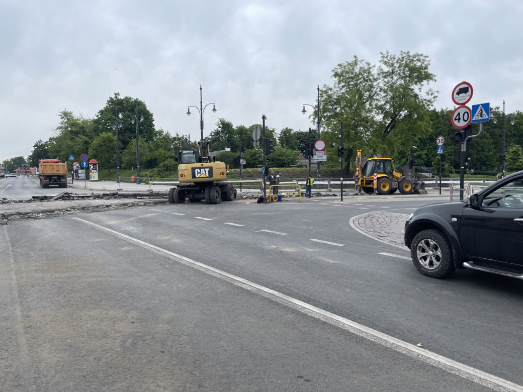Prace remontowe w rejonie placu NOT w Toruniu. Zdjęcia z centrum miasta