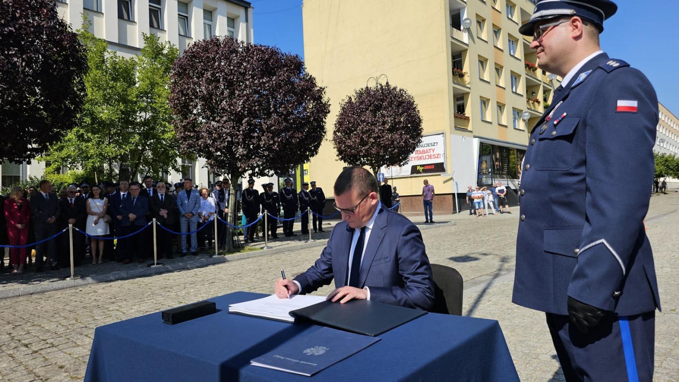 Nadanie sztandaru dla KPP w Świdwinie