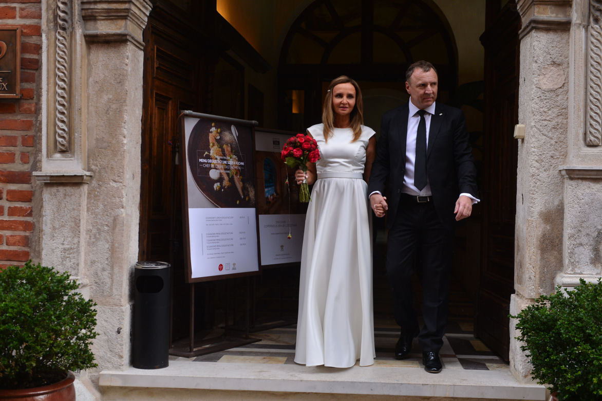 Joanna i Jacek Kurscy w drodze na ślub