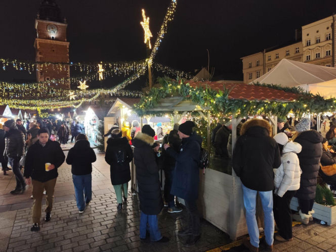 Tłumy na bożonarodzeniowym jarmarku na Rynku. To ostatnie dni żeby go odwiedzić