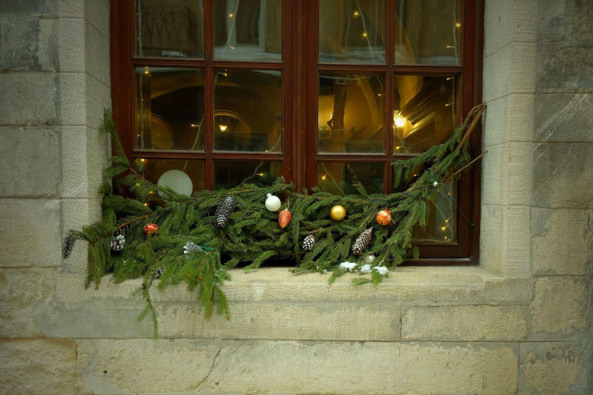 Zewnętrzne dekoracje okien na Boże Narodzenie