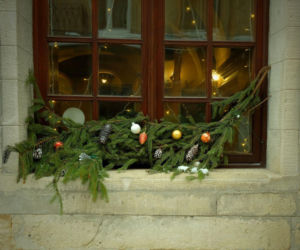 Zewnętrzne dekoracje okien na Boże Narodzenie